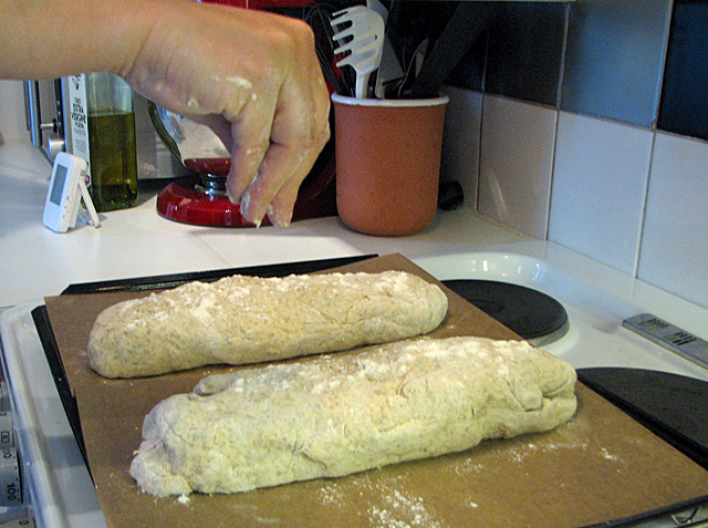 Strö lite mjöl över brödet när det ska jäsa