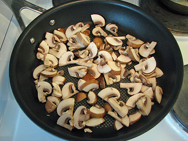 Torrstek svampen i omgångar med en liten nypa salt
