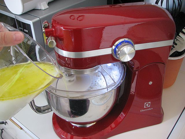 Tillsätt degspadet medan assistenten knådar degen.