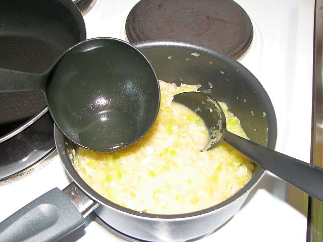 Fyll på med mer buljong en slev i taget vartefter den kokar in.