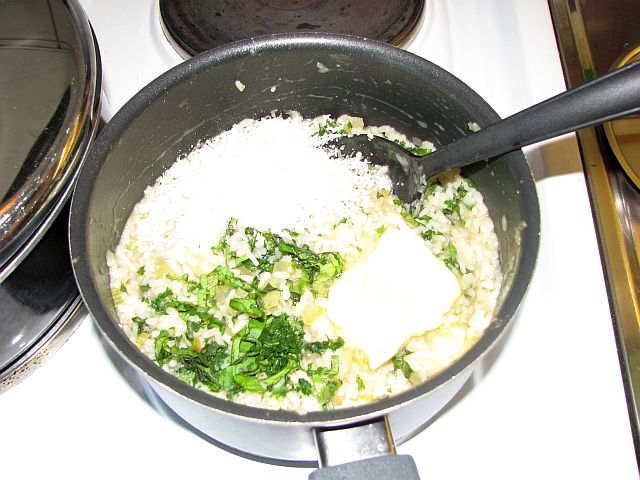 Örter, smör och parmesanost.