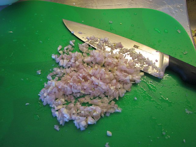 Finhackad schalottenlök och vitlök