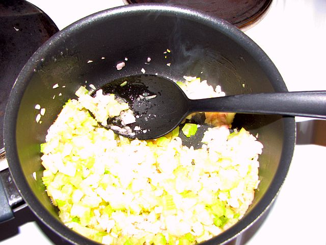 Rör hela tiden medan du steker riset och grönsakerna.