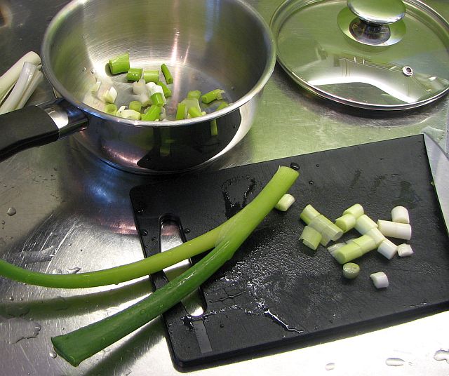 Skär salladslöken i bitar