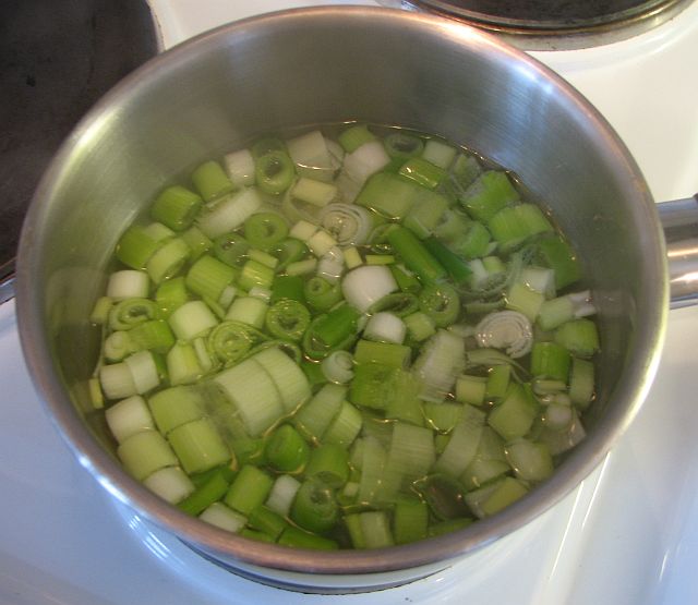 Förväll löken i kokande vatten