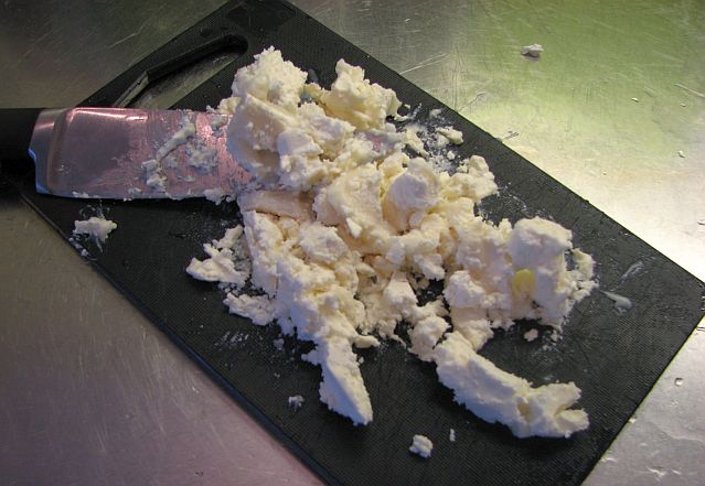 Skär chèvreosten i bitar