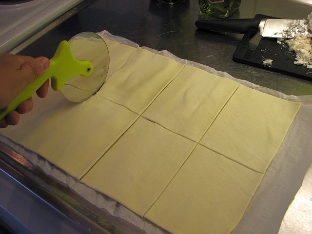 Att skära smördeg går lätt med en pizzaskärare eller baksporre