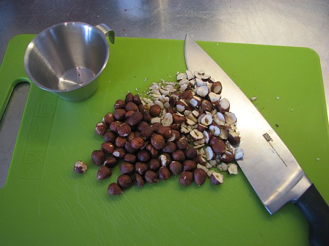 Hacka hasselnötskärnorna