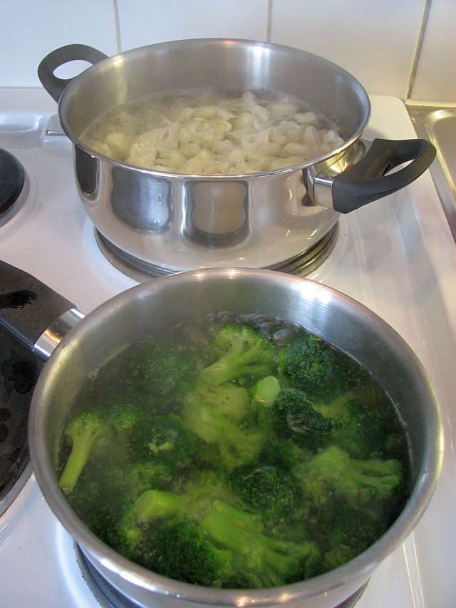 Koka blomkål och broccoli