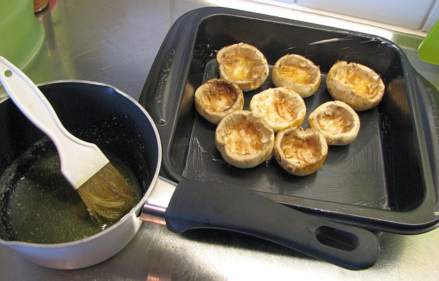 Pensla champinjonhattarna med smält smör.