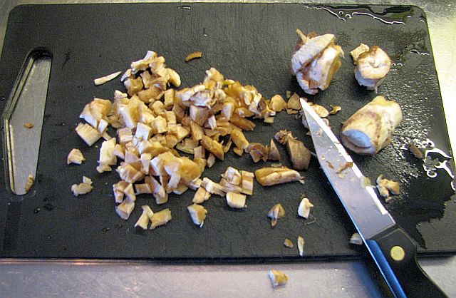 Finhacka champinjonfötterna.