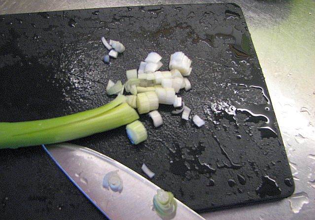 Skölj och finhacka salladslöken.