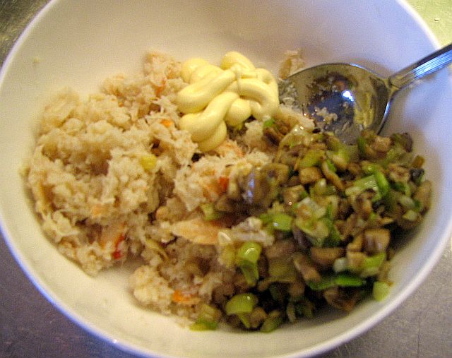 Blanda ingredienserna väl och smaka av med kryddor.