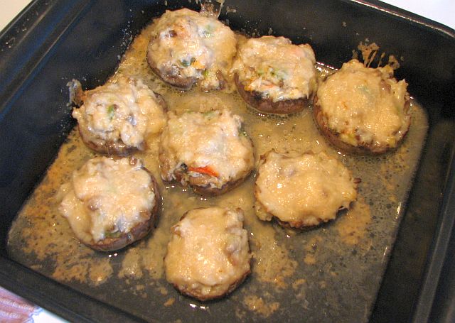 Krabbfyllda champinjoner