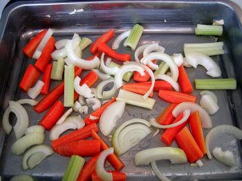 Sprid ut de hackade grönsakerna i botten av foremen