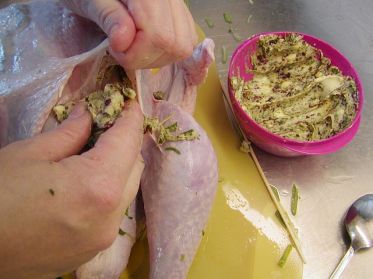 Sprid ut kryddsmöret under kalkonens skinn