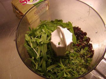 Lägg kryddörter och tranbär i matberedaren