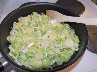 Kikärts- och purjolökssoppa 2 fräs purjo och vitlök