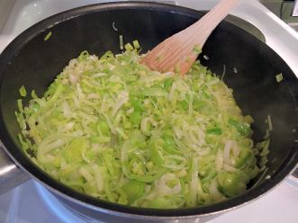 Kikärts- och purjolökssoppa 3 fräs purjo och vitlök