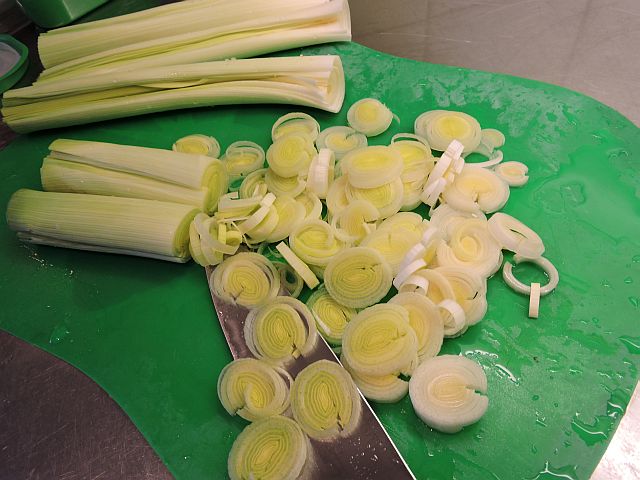 Rensa och skiva purjolök