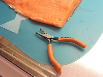 Laxtång - mycket praktisk för att dra bort ben ur fisk