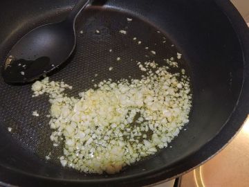 Hackad stekt vitlök