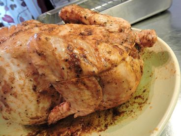 Här har jag knutit snöret runt halsskinnet - det är den lilla knoppen högst upp till höger på kycklingen.