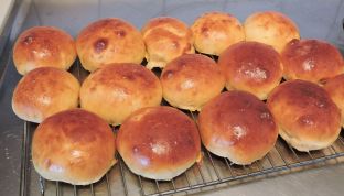 Hamburgerbröd med surdeg