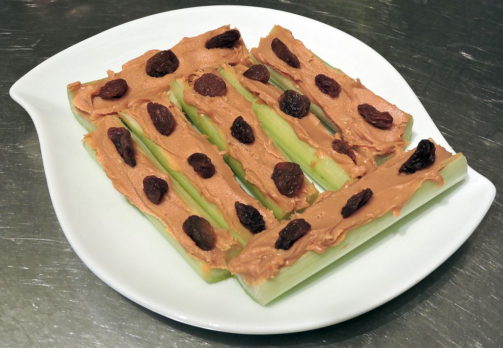 Myror på pinne - ants on a log