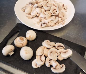 Rensa svampen och skiva den