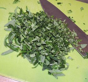 Rosmarin - repa bladen och hacka dem