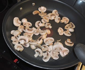 Torrstek svampen med en liten nypa salt