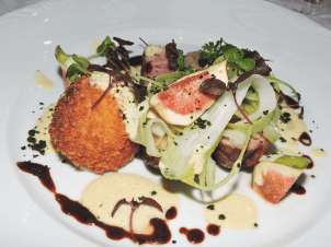 Stekt ankbröst med chevrekrokett, ankleversky och färska fikon.