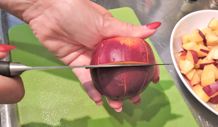 Skär nektarin el persika 4