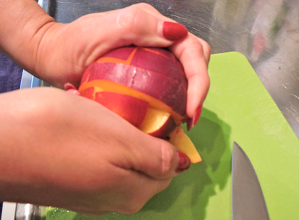 Skär nektarin el persika 7