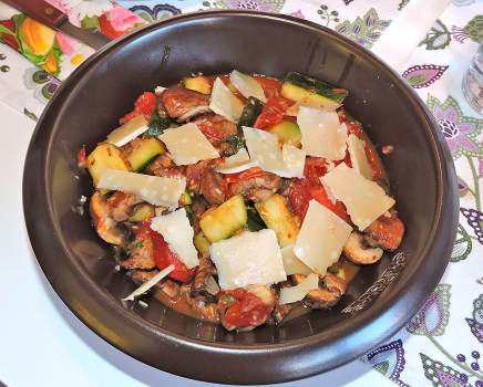 Saute champinjoner zucchini tomater