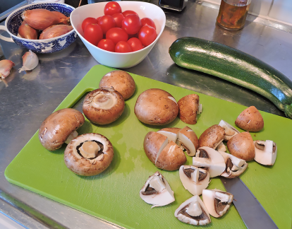 Saute champinjoner zucchinin tomater 2