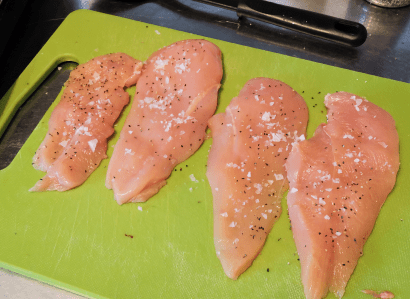 Salta och peppra kycklingfileerna