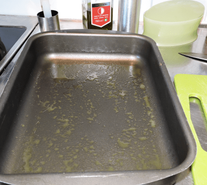 Spreja en form med olivolja