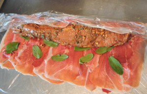 Rulla in fläskfilén i skinkan