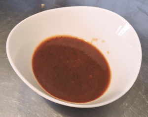 Häll upp såsen i en skål