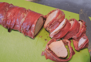 Skär fläskfilén i 2-3 cm tjocka skivor