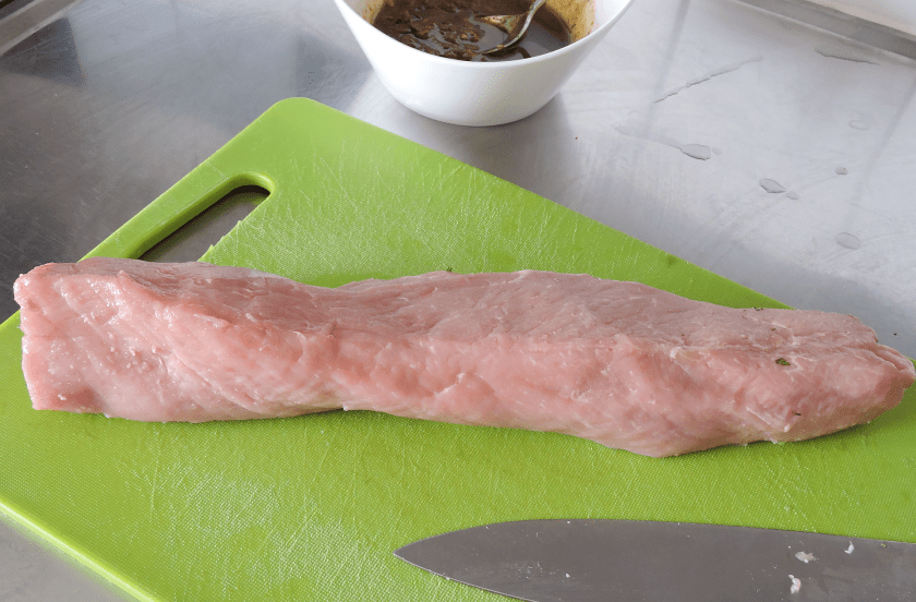 Skölj fläskfilén och putsa den