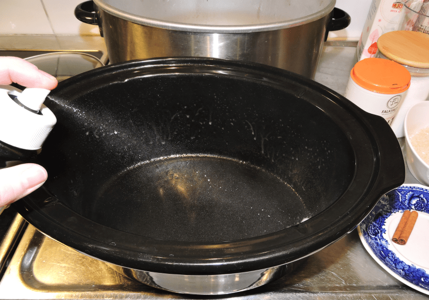 Spreja gärna grytan med lite rapsolja.