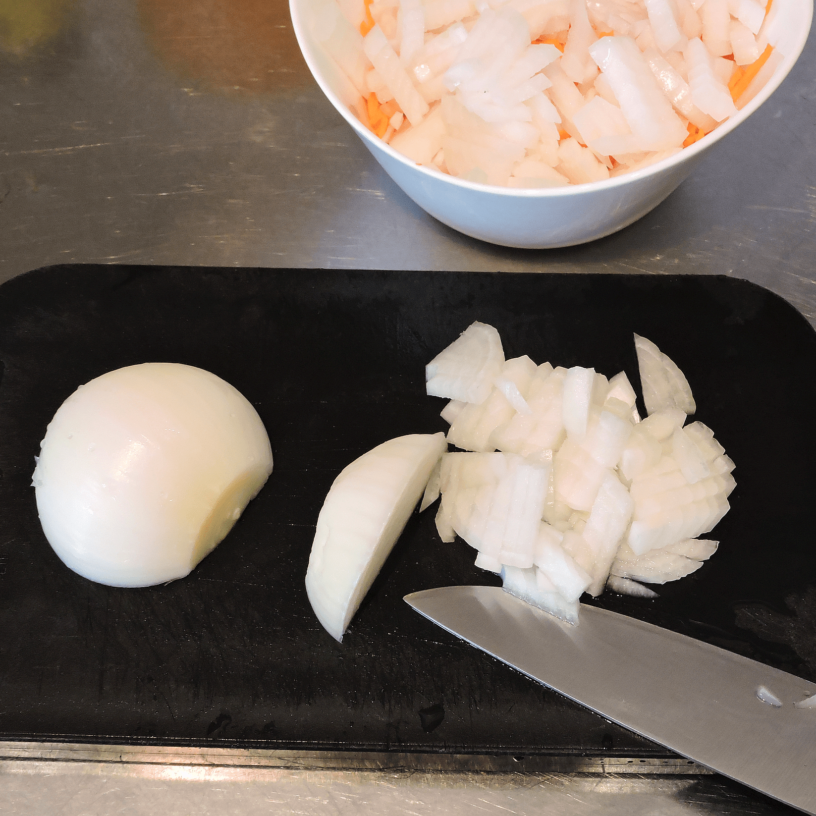 Skala löken och hacka den grovt