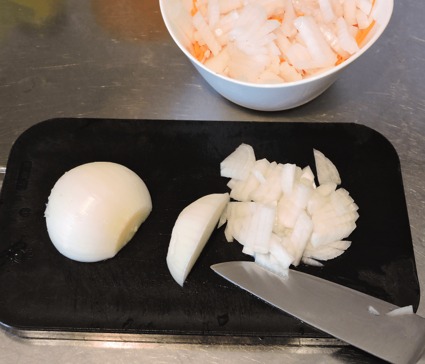 Skala löken och hacka den grovt