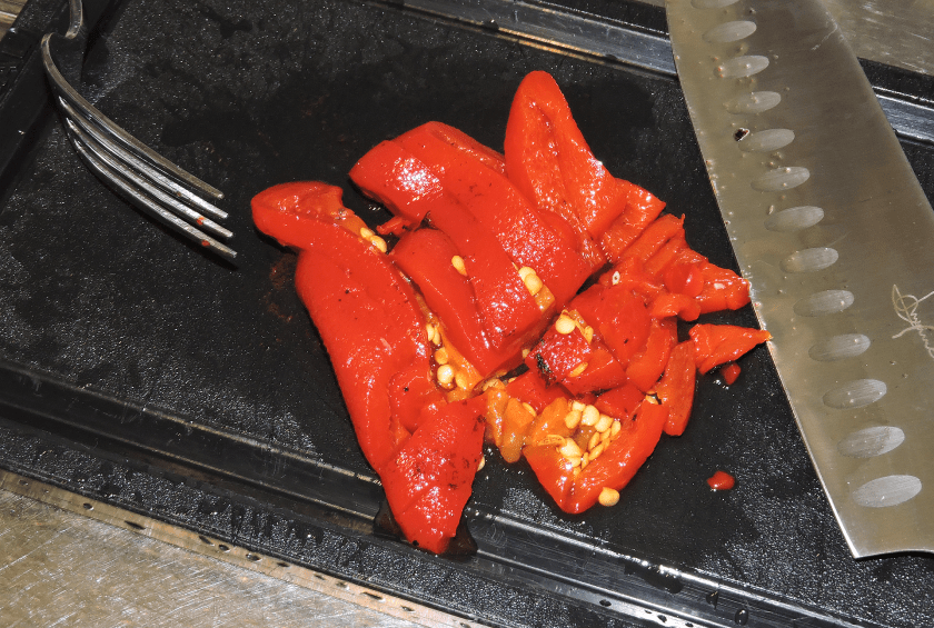 Skär den grillade paprikan i bitar.