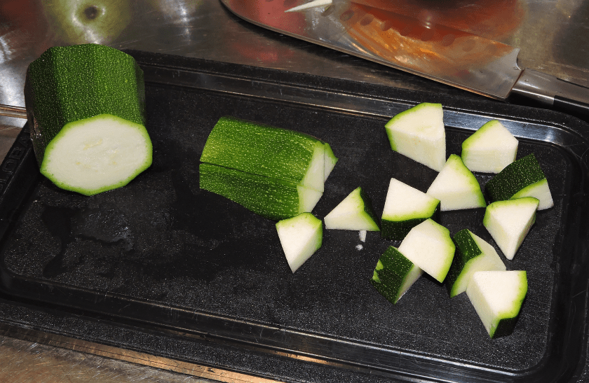 Skär zucchinin i bitar