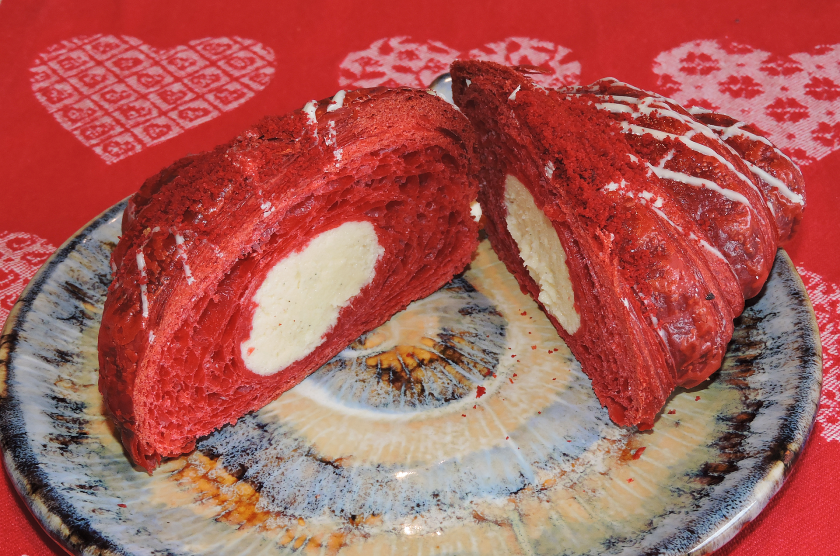 Red velvet croissant med cream cheese-fyllning