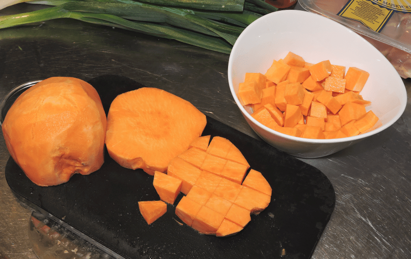 Skär sötpotatisen i bitar.